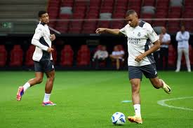 旺财28官方网站:神来之笔!希罗跌跌撞撞突破到禁区,摔倒前随手一抛打成2+1.